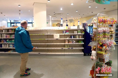 　資料圖：當地時間3月18日，柏林一家藥妝連鎖內的消毒液和洗手液處于缺貨狀態(tài)。<a target='_blank' >中新社</a>記者 彭大偉 攝