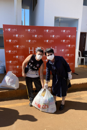 蔣菊英(右)在分發(fā)物資。 受訪者供圖