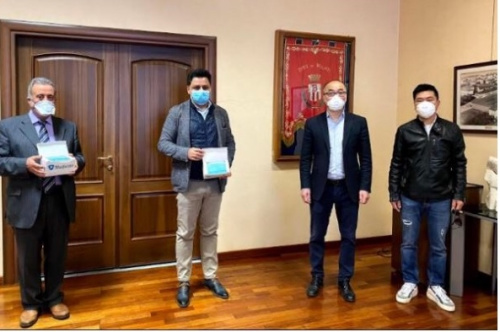 意大利米蘭浙江華僑華人聯(lián)誼會會長溫陽東和執(zhí)行會長林茂風(fēng)向Bollate 市政府捐囗罩。(意大利米蘭浙江華僑華人聯(lián)誼會供圖)