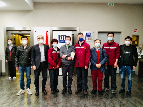 米蘭浙江聯(lián)誼會和浙江醫(yī)療隊專家組合影。(意大利米蘭浙江華僑華人聯(lián)誼會供圖)