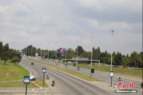 當地時間4日1日，南非約翰內斯堡，威廉姆·尼克爾大街上幾乎沒有車輛往來。受疫情影響，南非已經實施全國范圍“封城”。<a target='_blank' >中新社</a>記者 王曦 攝