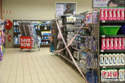 當地時間4日1日，南非約翰內斯堡一家超市內，凡屬于南非政府規(guī)定的必需商品名錄以外的物品，均被列為“禁止購買”，并被拉上封條。<a target='_blank' >中新社</a>記者 王曦 攝