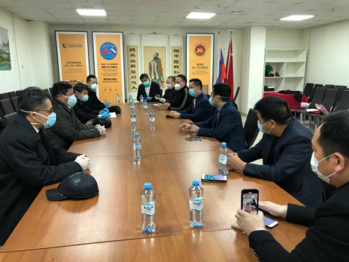 張漢暉大使看望慰問在俄華商和僑團(tuán)代表。(中國駐俄羅斯大使館微信公眾號)