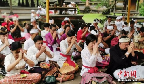 資料圖：2月8日，印尼巴厘省政府和巴厘省旅游理事會(huì)舉辦了“為中國祈?！被顒?dòng)。<a target='_blank' >中新社</a>發(fā) 鐘欣 攝