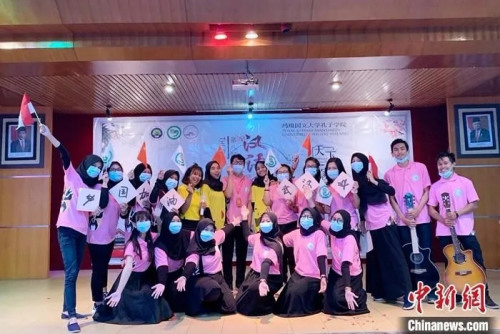 資料圖：3月7日，由印尼瑪瑯國立大學(xué)孔子學(xué)院舉辦的“天下一家”主題漢語日比賽活動(dòng)在該校舉行?，敩槆⒋髮W(xué)孔子學(xué)院 供圖
