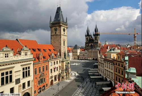 疫情之下，捷克布拉格老城區(qū)空無一人的街道。