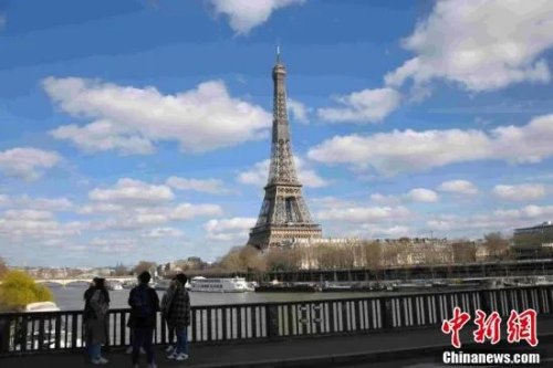 民眾在已經(jīng)關(guān)閉的埃菲爾鐵塔外停留。<a target='_blank' >中新社</a>記者 李洋 攝