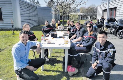 陳穎(前左)方馳(前右)送餐后與消防隊(duì)員合影。(圖片來(lái)源：歐洲時(shí)報(bào))