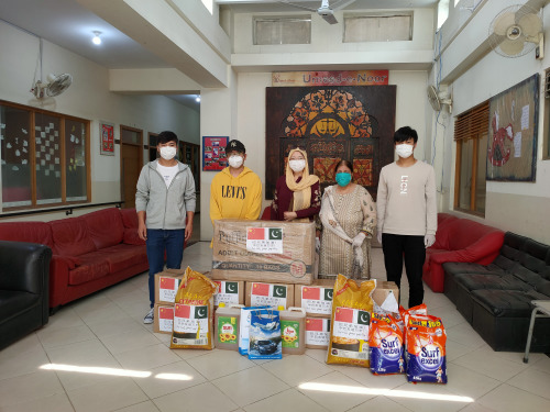 為當(dāng)?shù)孛癖娰?gòu)買(mǎi)愛(ài)心包。(作者供圖)