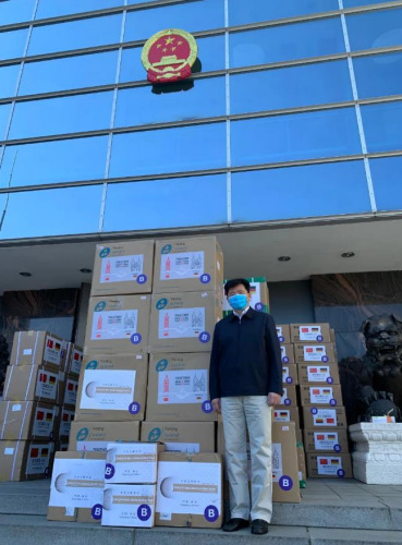 吳懇大使與南京市物資合影。（圖片來源：中國(guó)駐德國(guó)大使館微信公眾號(hào)））
