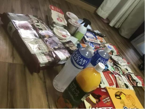 學(xué)校老師送來的生活物資。(作者供圖)