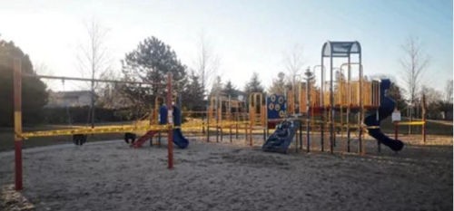 疫情中關(guān)閉的兒童娛樂(lè)設(shè)施。(作者供圖)