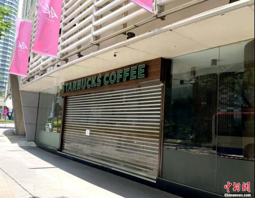 資料圖：實(shí)施“行動(dòng)管制令”首日，馬來(lái)西亞不少商場(chǎng)、餐館都關(guān)門(mén)謝客。陳悅 攝