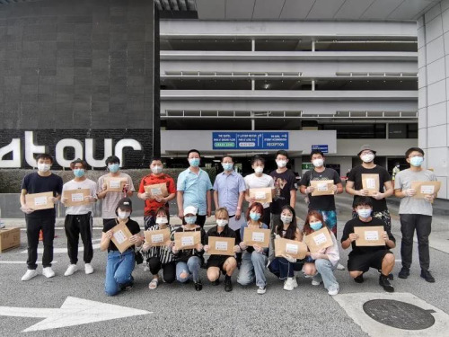 駐馬來(lái)西亞使館文化處張振參贊看望中國(guó)留學(xué)生，并發(fā)放健康包。（中國(guó)駐馬來(lái)西亞使館網(wǎng)站）