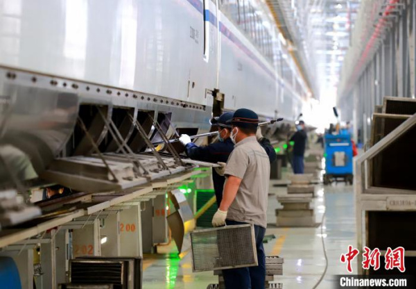 4月27日，成都動車段職工正在對新配屬動車組進(jìn)行檢修?！『緩?qiáng) 攝