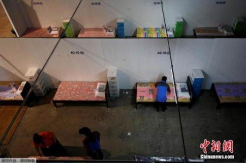 當(dāng)?shù)貢r(shí)間4月24日，新加坡樟宜展覽中心改造成“方艙醫(yī)院”，這里接收新冠肺炎輕微癥狀患者。