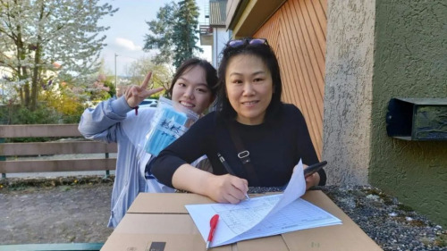 僑胞領(lǐng)取口罩。受訪者供圖