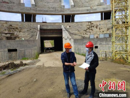 易攀在阿爾及利亞項(xiàng)目現(xiàn)場。受訪者 供圖