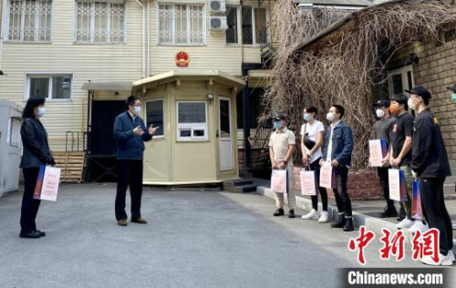 當(dāng)?shù)貢r(shí)間5月2日，中國駐符拉迪沃斯托克總領(lǐng)館舉行簡短儀式，向領(lǐng)區(qū)所有在校中國留學(xué)生和孔子學(xué)院教師發(fā)放健康包。中國駐符拉迪沃斯托克總領(lǐng)事閆文濱(左二)在發(fā)放健康包時(shí)講話。 中國駐符拉迪沃斯托克總領(lǐng)館 供圖 中國駐符總領(lǐng)館 攝