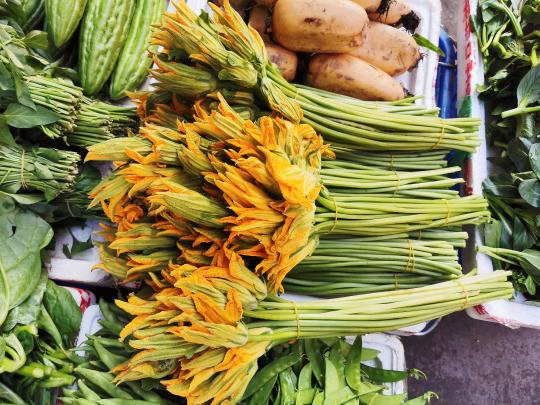 臺山菜市場上銷售的番瓜花　李曉春　攝