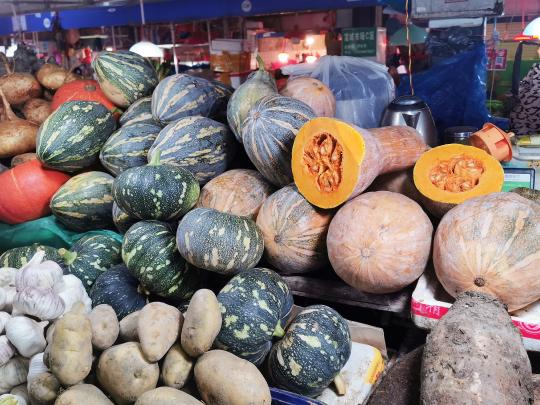 臺山菜市場上銷售的番瓜品種較多　李曉春　攝