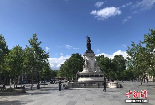 當(dāng)?shù)貢r(shí)間5月1日，法國繼續(xù)處于“封城”狀態(tài)。本應(yīng)于當(dāng)天舉行的勞動(dòng)節(jié)示威游行活動(dòng)因新冠肺炎疫情而取消。在巴黎的共和廣場(chǎng)，行人極為稀少。(<a target='_blank' >中新社</a>記者 李洋 攝)