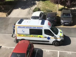 小區(qū)里開來的救護(hù)車。(作者供圖)