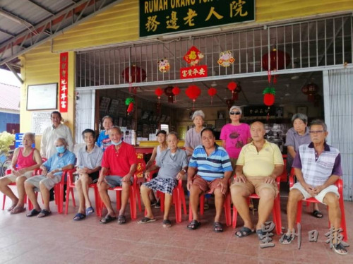 務(wù)邊老人院一群公公婆婆在冠病疫情當(dāng)頭之時(shí)，二話不說(shuō)以“東湊湊、西湊湊”般湊獲770令吉，貢獻(xiàn)力量響應(yīng)全民戰(zhàn)疫。后排站者左一是院長(zhǎng)黃吉麟。