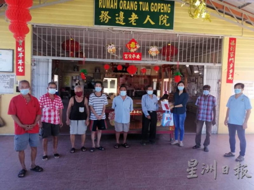 黃吉麟（左六起）日前代表移交捐款予務(wù)邊迪遮區(qū)州議員服務(wù)中心，由黃詩(shī)情接領(lǐng)。（馬來(lái)西亞《星洲日?qǐng)?bào)》）