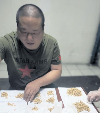 曹華欽在分配包裝中藥。