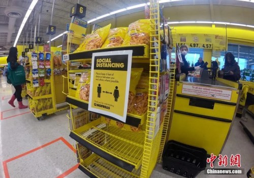 資料圖：3月30日，加拿大大多倫多地區(qū)一家超市內貼出的告示提醒顧客，需保持社交距離。 <a target='_blank' >中新社</a>記者 余瑞冬 攝