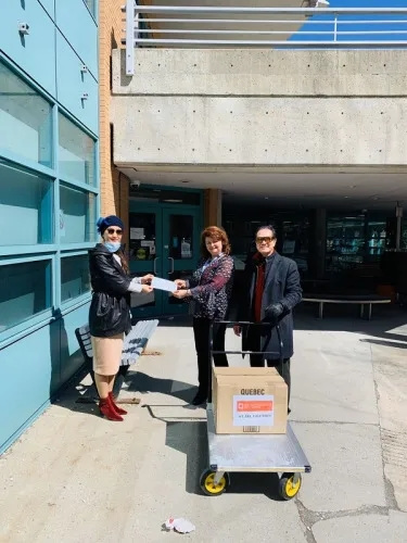 當?shù)貢r間4月6日，加拿大華人企業(yè)家理事會(CCEC)代表(左)向蒙特利爾中華醫(yī)院捐贈醫(yī)用口罩。(圖片來源：加拿大共生國際傳媒)