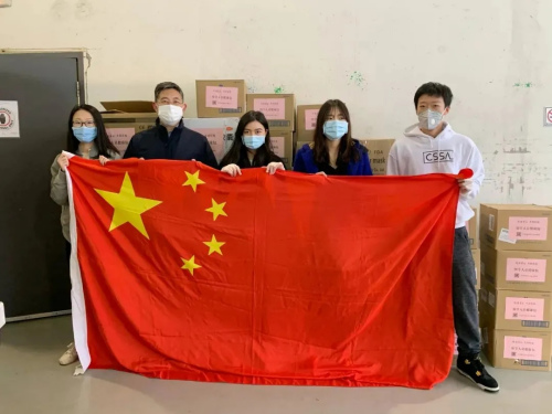 當?shù)貢r間4月16日，中國駐多倫多總領館教育參贊張益群(左二)將一批“健康包”送至多倫多大學中國學生學者聯(lián)誼會。 多倫多大學中國學生學者聯(lián)誼會供圖