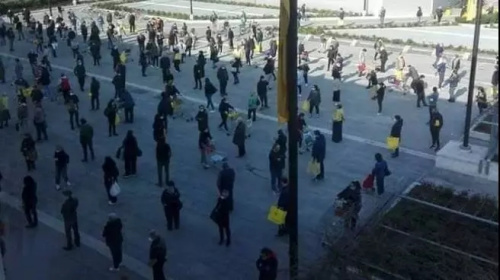 疫情之下，隨處可見超市前秩序井然的隊(duì)伍。(作者供圖)