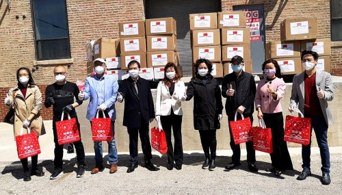 當(dāng)?shù)貢r間5月7日，中華海外聯(lián)誼會和中國駐芝加哥總領(lǐng)館向當(dāng)?shù)厝A人捐贈“健康包”儀式在芝加哥華埠舉行。 (張大衛(wèi) 攝)