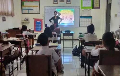 高蕾在給學(xué)生們上課。(受訪者供圖)