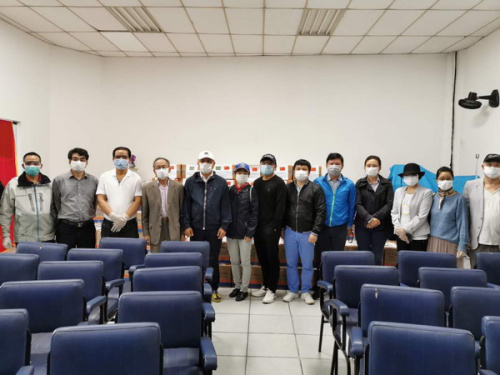 巴西華人協(xié)會向圣保羅民眾捐贈基本食物籃。