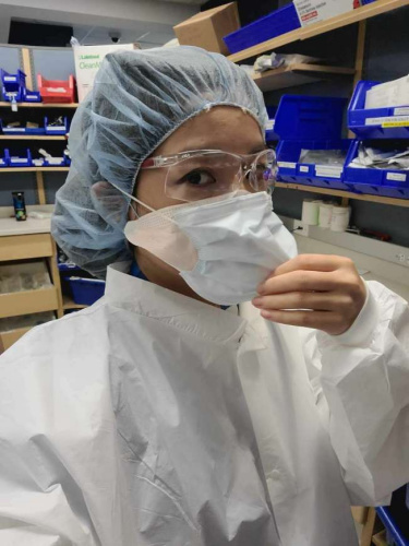 金曉蕾是皇后長老醫(yī)院人員，表示醫(yī)院像極戰(zhàn)場，自己每天都在極度緊繃下度過，也被多次要求加班或取消休假。（金曉蕾提供）