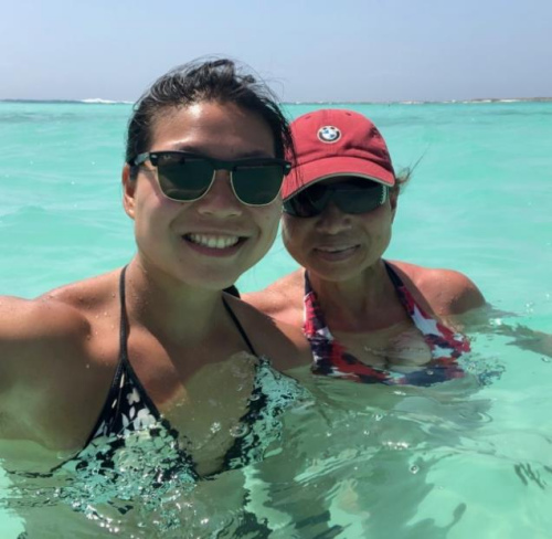 急診室醫(yī)生張吉寧(左)因母親節(jié)需上班，只能延后與母親慶祝母親節(jié)。（張吉寧提供）