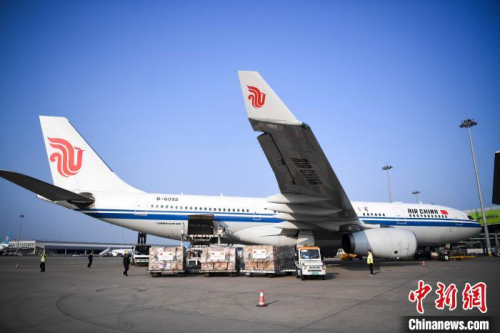 向津巴布韋捐贈的醫(yī)療防護物資裝載上飛機?！钊A峰 攝