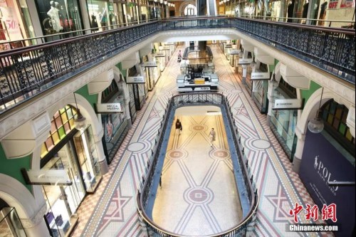 當(dāng)?shù)貢r間5月9日，悉尼的一些商鋪已重新開業(yè)，吸引民眾逛街購物。圖為維多利亞女王大廈內(nèi)，霓虹燈已亮起，期待恢復(fù)繁榮。( <a target='_blank' >中新社</a>記者 陶社蘭 攝)