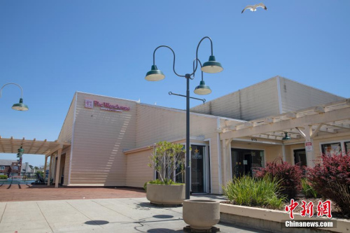 楊長(zhǎng)城估計(jì)，美國(guó)三分之一的餐館永遠(yuǎn)沒(méi)法開(kāi)門(mén)了，還有三分之一在開(kāi)門(mén)之后可能也得關(guān)門(mén)。圖為美國(guó)舊金山灣區(qū)福斯特城大型華人餐廳“御食匯”暫時(shí)關(guān)閉。<a target='_blank' >中新社</a>記者 劉關(guān)關(guān) 攝