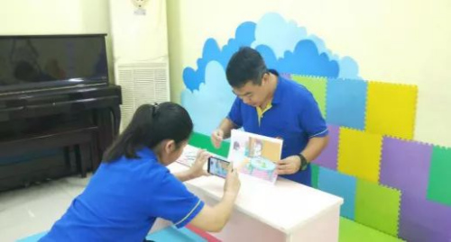 外派教師錄制課程。受訪者供圖 