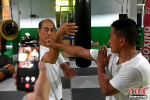 　福建省武術(shù)協(xié)會(huì)鳴鶴拳研究會(huì)會(huì)長余丹秋與徒弟們通過微信群視頻為澳大利亞鳴鶴拳愛好者傳授鳴鶴拳入門套路“八步連”。呂明 攝