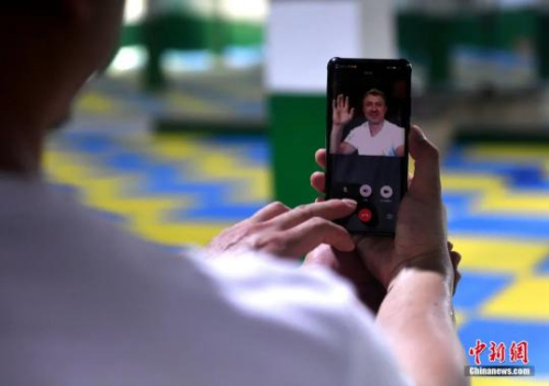 在澳大利亞生活的鳴鶴拳愛好者同國內(nèi)的師兄弟們一起學(xué)習(xí)、練功。呂明 攝