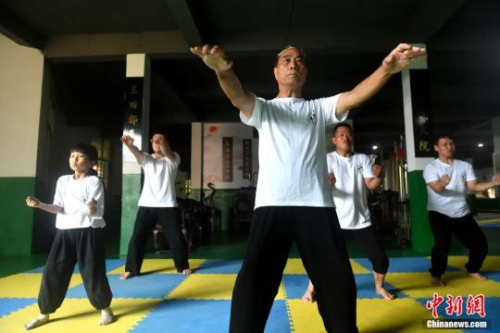 余丹秋與徒弟們演示鳴鶴拳入門套路“八步連”。呂明攝