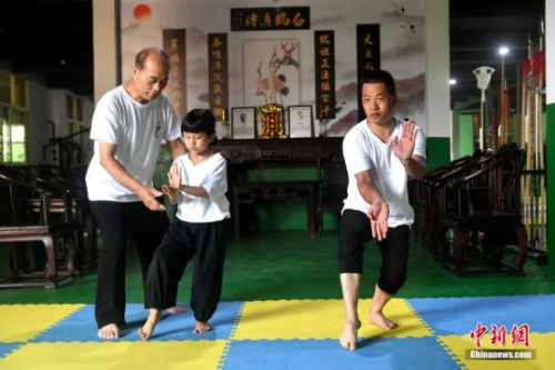 余丹秋指導(dǎo)9歲的鄭施澤學(xué)習(xí)鳴鶴拳。呂明攝