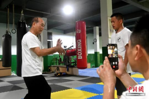 余丹秋為徒弟們傳授動(dòng)作要領(lǐng)。呂明攝