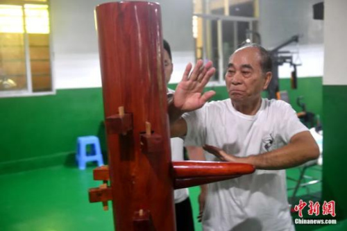 余丹秋為徒弟們傳授動(dòng)作要領(lǐng)。呂明攝