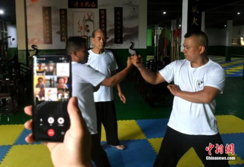 余丹秋為徒弟們傳授動(dòng)作要領(lǐng)。呂明攝